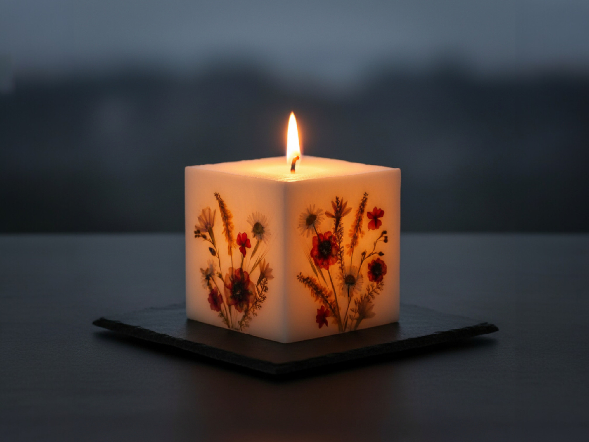 Quadratische Kerze auf Untersetzer