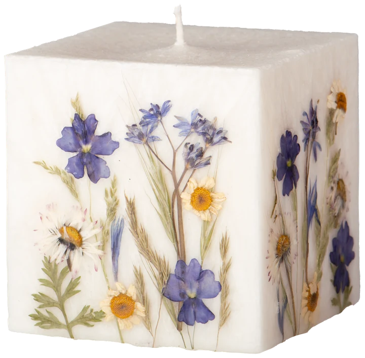 Kleine quadratische Wildblumenkerze mit blauen Glockenblumen und Margeriten